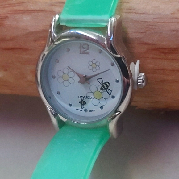 Bee's Watch - Picture 14 of 16